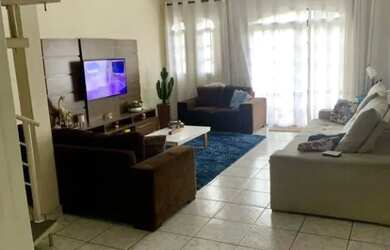 Imagem: A casa possui 3 Dormitórios, 2 Banheiros, 2 Vagas na garagem