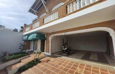 Imagem: A casa possui 3 Dormitórios, 1 Banheiro, 2 Vagas na garagem