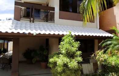 Imagem: A casa possui 3 Dormitórios, Acomodam 10 pessoas, 3 Vagas na