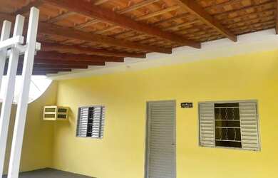 Imagem: A casa possui 2 Dormitórios, 2 Banheiros e está localizado