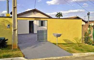 Imagem: A casa possui 3 Dormitórios, 2 Banheiros, 1 Vaga na garagem