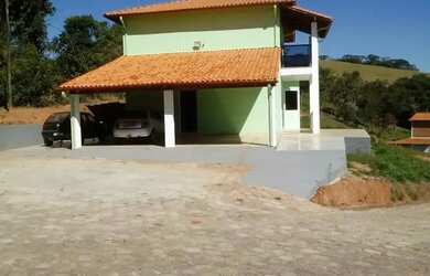 Imagem: A casa possui 3 Dormitórios, 3 Banheiros e 180m² de Área