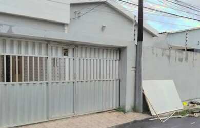 Imagem: A casa possui 3 Dormitórios, 2 Banheiros, 2 Vagas na garagem