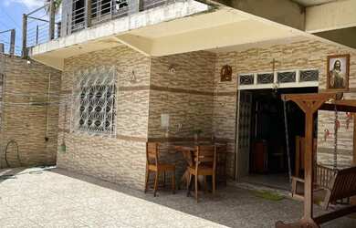 Imagem: A casa possui 4 Dormitórios, 3 Banheiros, 2 Vagas na garagem