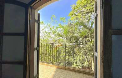 Imagem 2: Casa no alto. Varanda, 242m² de Área, 4 Vagas na garageme3 Dormitórios