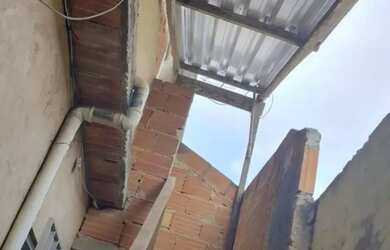 Imagem: A casa possui 2 Dormitórios, 2 Banheiros, 2 Vagas na garagem