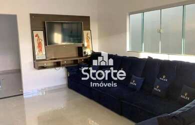 Imagem: A casa possui 4 Dormitórios, 2 Banheiros, 2 Vagas na garagem