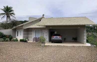 Imagem: A casa possui 4 Dormitórios, 3 Banheiros, 2 Vagas na garagem