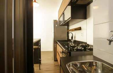 Imagem: O apartamento possui 2 Dormitórios, 1 Banheiro, 1 Vaga na garagem