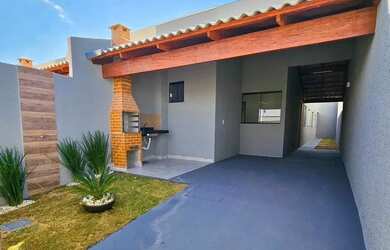 Imagem: A casa possui 3 Dormitórios, 2 Banheiros, 2 Vagas na garagem