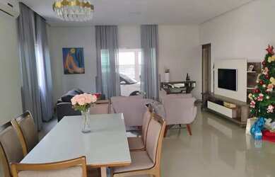 Imagem: A casa possui 3 Dormitórios, 2 Banheiros, 2 Vagas na garagem