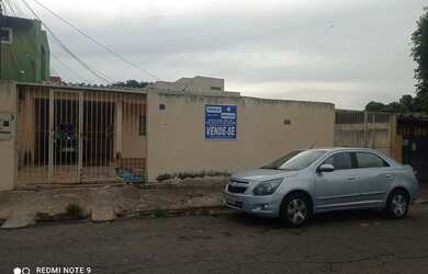 Imagem: A casa possui 3 Dormitórios, 2 Banheiros, 1 Vaga na garagem