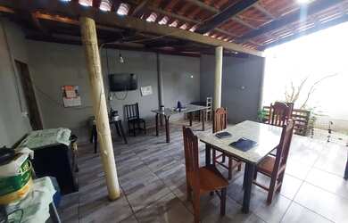 Imagem: A casa possui 3 Dormitórios, 3 Banheiros, 2 Vagas na garagem