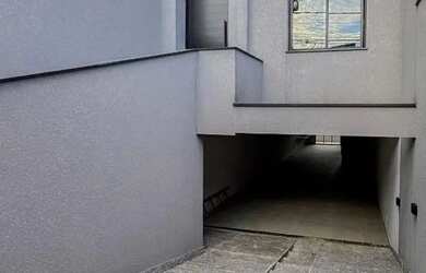 Imagem: A casa possui 2 Dormitórios, 2 Banheiros, 2 Vagas na garagem