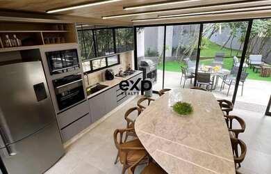 Imagem: A casa em condomínio possui 5 Dormitórios, 5 Banheiros, 2