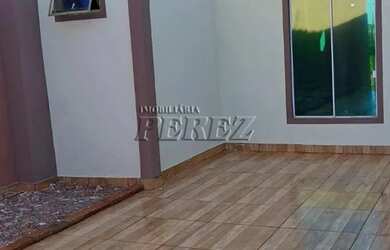 Imagem: A casa possui 2 Dormitórios, 1 Banheiro, 2 Vagas na garagem