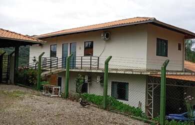 Imagem: A casa possui 1 Dormitório, 1 Banheiro, 1 Vaga na garagem