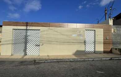 Imagem: A casa possui 4 Dormitórios, 2 Banheiros, 2 Vagas na garagem