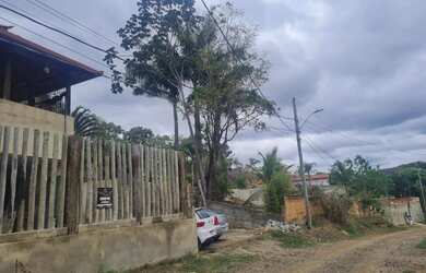 Imagem: A casa possui 3 Dormitórios, 2 Banheiros, 4 Vagas na garagem