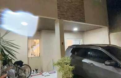 Imagem: A casa possui 3 Dormitórios, 2 Banheiros, 1 Vaga na garagem