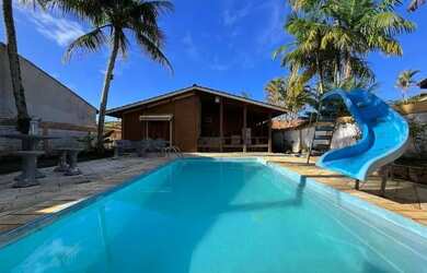 Imagem: A casa possui 4 Dormitórios, 3 Banheiros, 4 Vagas na garagem