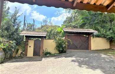 Imagem: A casa possui 4 Dormitórios, 3 Banheiros, 5 Vagas na garagem