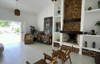 Imagem: A casa possui 5 Dormitórios, 5 Banheiros, 3 Vagas na garagem