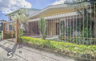 Imagem: A casa possui 3 Dormitórios, 3 Banheiros, 4 Vagas na garagem