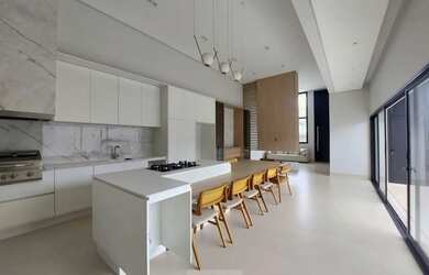 Imagem: A casa em condomínio possui 3 Dormitórios, 4 Banheiros, 2