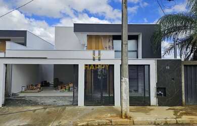 Imagem: A casa possui 3 Dormitórios, 3 Banheiros, 2 Vagas na garagem