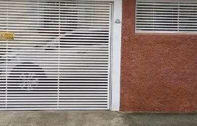 Imagem: A casa possui 4 Dormitórios, 2 Banheiros, 2 Vagas na garagem