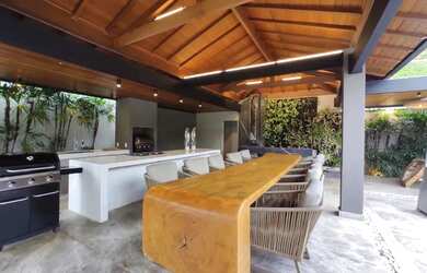 Imagem: A casa em condomínio possui 5 Dormitórios, 5 Banheiros, 5