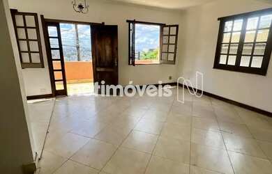 Imagem: A casa possui 4 Dormitórios, 4 Banheiros, 4 Vagas na garagem