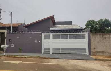 Imagem: A casa possui 3 Dormitórios, 2 Banheiros, 210m² de Área e