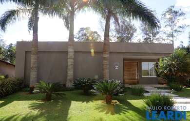 Imagem: A casa em condomínio possui 4 Dormitórios, 5 Banheiros, 4