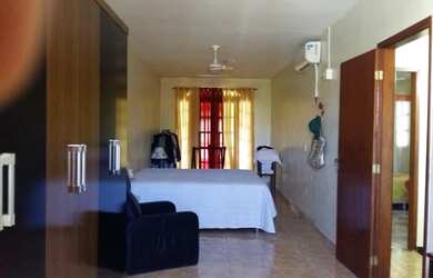 Imagem: A casa possui 2 Dormitórios, 1 Banheiro, 2 Vagas na garagem