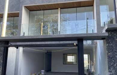 Imagem: A casa possui 3 Dormitórios, 2 Banheiros, 1 Vaga na garagem