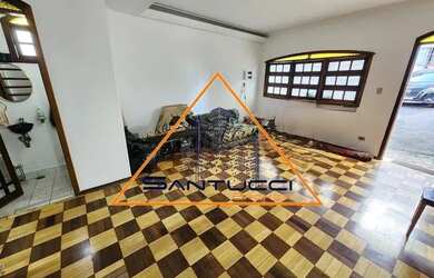 Imagem: A casa possui 4 Dormitórios, 4 Banheiros, 2 Vagas na garagem