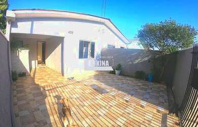 Imagem: A casa possui 3 Dormitórios, 2 Banheiros, 1 Vaga na garagem