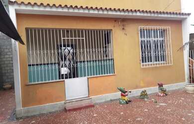 Imagem: A casa possui 2 Dormitórios, 1 Banheiro, 1 Vaga na garagem