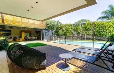 Imagem: A casa possui 4 Dormitórios, 5 Banheiros, 3 Vagas na garagem