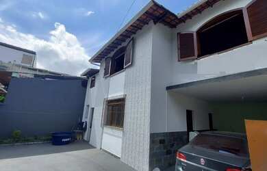 Imagem: A casa possui 5 Dormitórios, 4 Banheiros, 4 Vagas na garagem