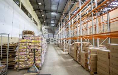 Imagem: O depósito possui 5 Vagas na garagem, 2.000m² de Área e