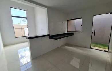 Imagem: A casa à venda possui 2 Dormitórios, 1 Banheiro, 1 Vaga na