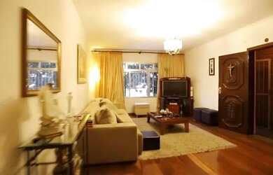 Imagem: A casa possui 3 Dormitórios, 2 Banheiros, 2 Vagas na garagem