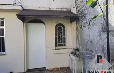 Imagem: A casa possui 1 Dormitório, 1 Banheiro, 1 Vaga na garagem