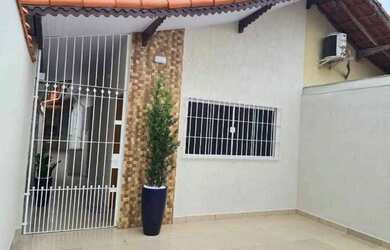 Imagem: A casa possui 3 Dormitórios, 2 Banheiros, 1 Vaga na garagem