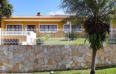 Imagem: A casa possui 3 Dormitórios, 2 Banheiros, 1 Vaga na garagem