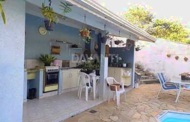 Imagem: A casa possui 3 Dormitórios, 3 Banheiros, 4 Vagas na garagem