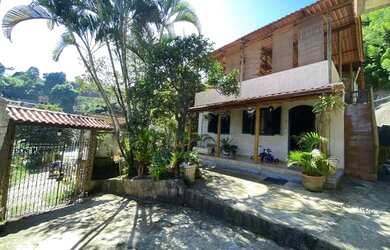 Imagem: A casa à venda possui 5 Dormitórios, 4 Banheiros, 3 Vagas